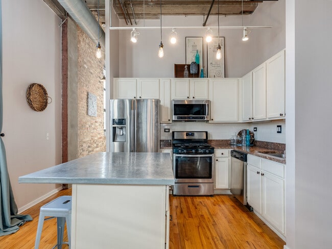 Building Photo - 1735 N Paulina St