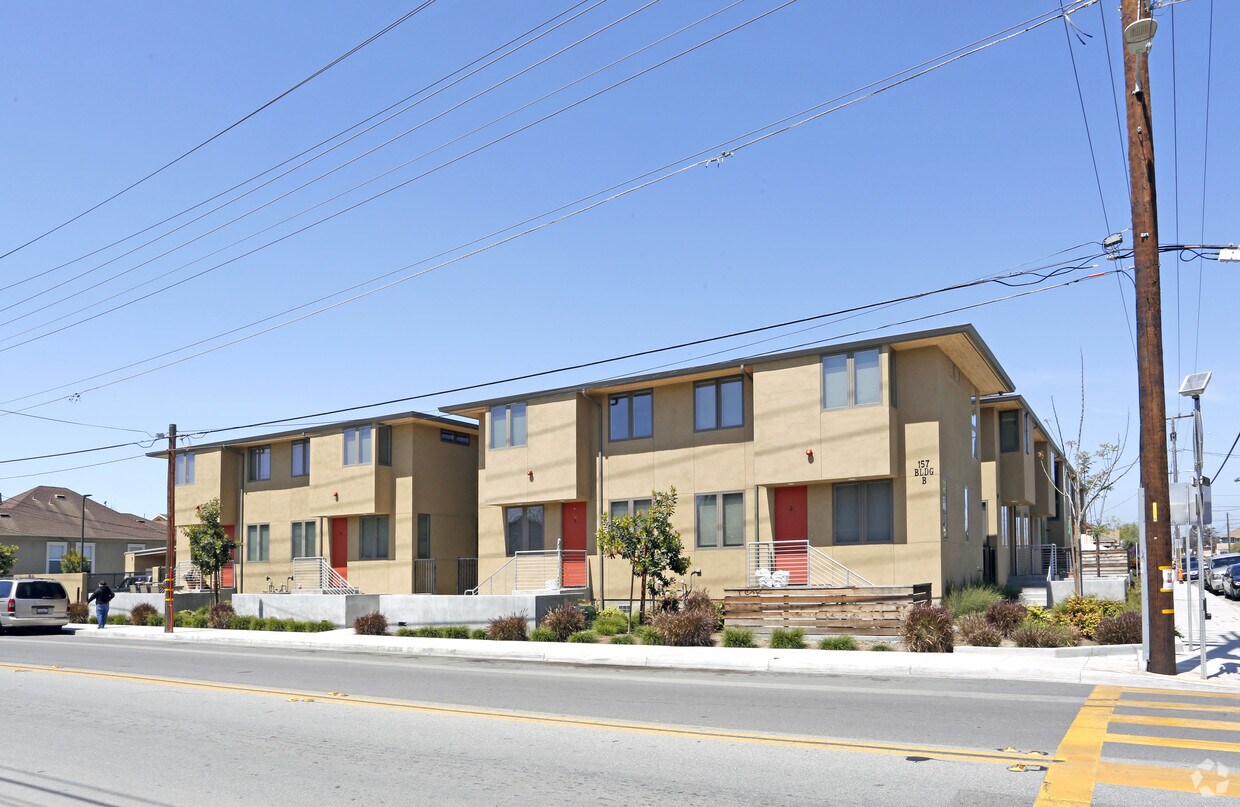 Building Photo - 153 E Riverside Dr