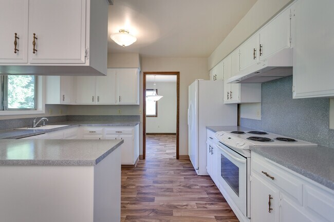 Building Photo - 4 Bedroom 3 Bath Midcentury Home in South ...