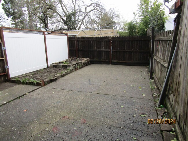 Building Photo - Fully Remodeled 1 bedroom 1 bath with Bonu...