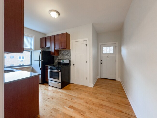 Building Photo - 1322 Oak Ave