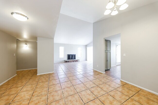 Foto del edificio - 6630 W Poinsettia Dr