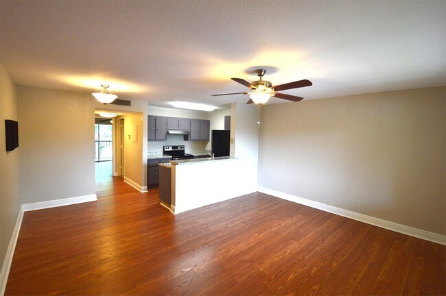 Building Photo - 1632 Meadows Cir W