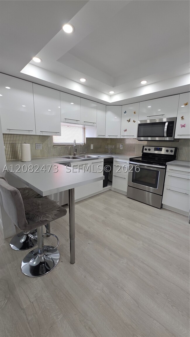 Building Photo - 1301 NE Miami Gardens Dr