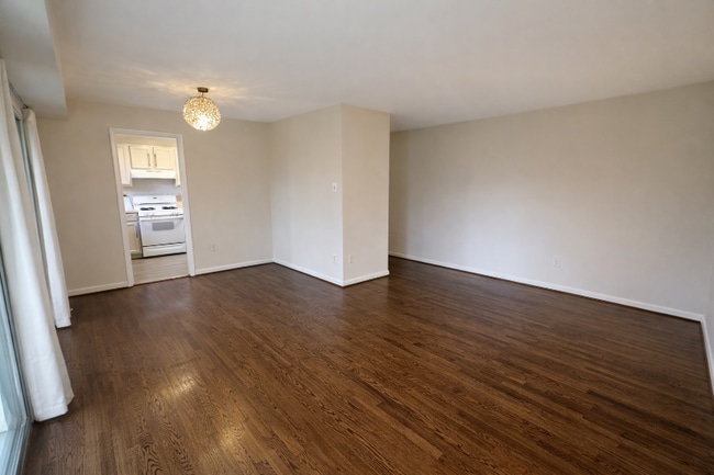 Building Photo - 10507 Weymouth St