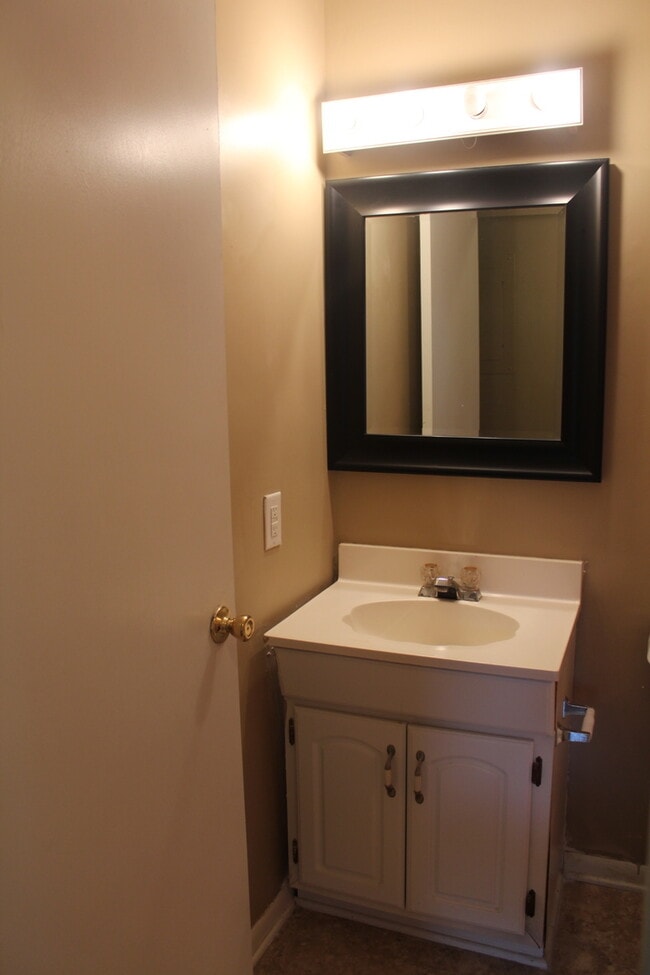 Building Photo - Ireland Dr. area