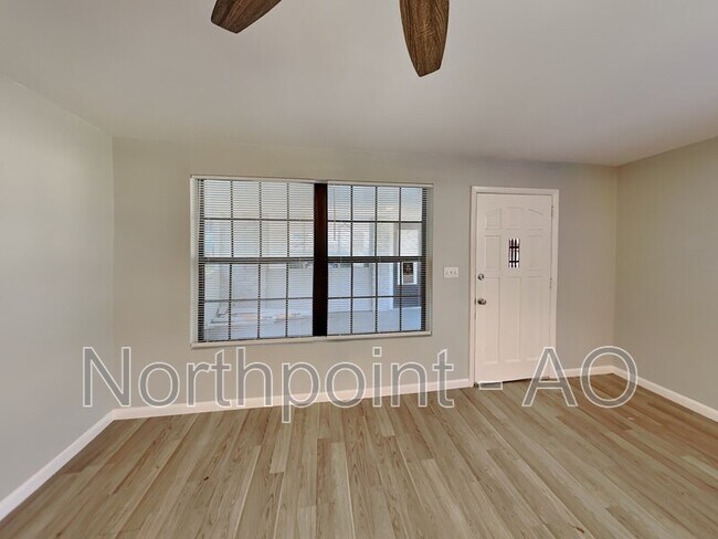 Building Photo - 1053 Le Brun Dr
