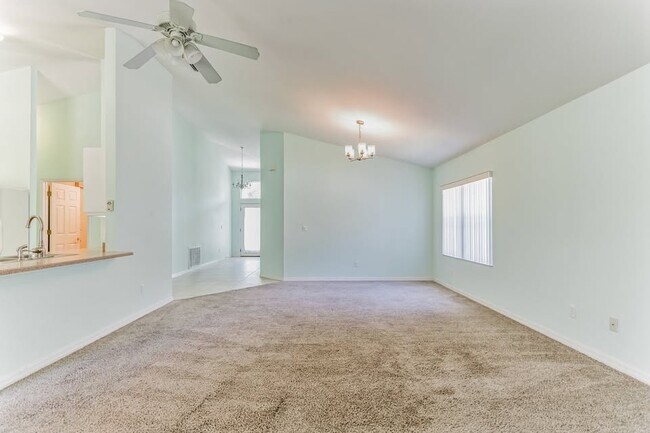 Sala de estar abierta - 1173 Kilkenny Ln