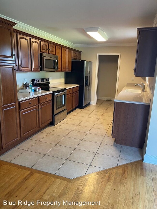 Building Photo - 4 br, 3.5 bath House - 404 East Mtn View #403