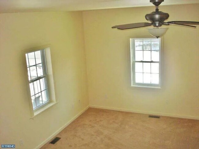 Foto del edificio - 3 Bed 2 Bath End Unit Townhouse in William...