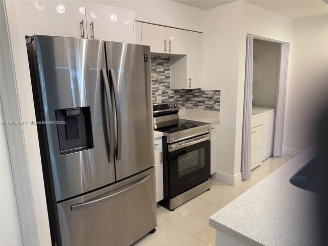 Foto del edificio - 17500 NW 67th Pl