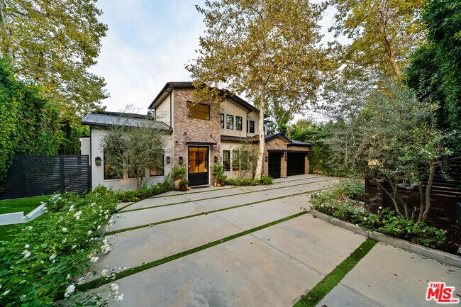 Foto del edificio - 15645 Woodvale Rd