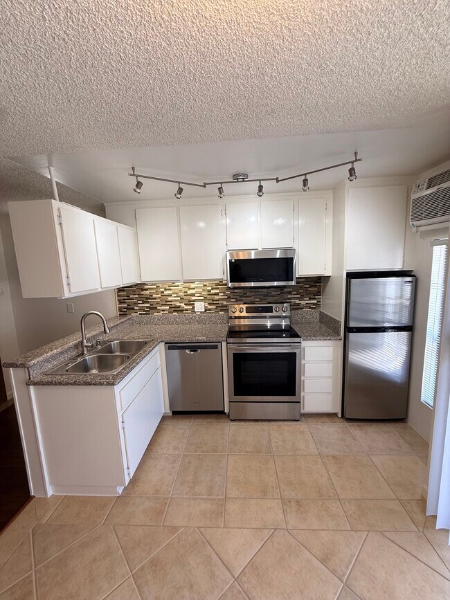 Foto del edificio - 659 S Cloverdale Ave