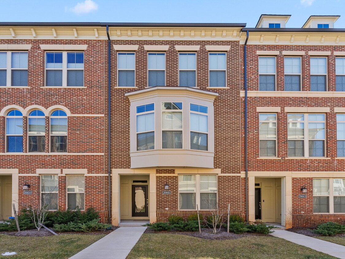 Foto principal - Stylish & Spacious Townhome in Ashburn’s S...