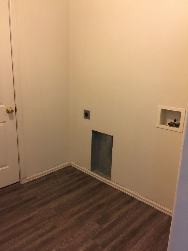 Building Photo - 3 Bed 2 bath 2 car garage Duplex