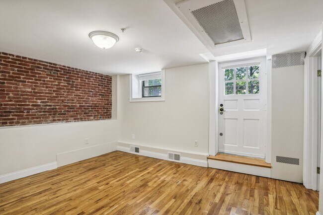 Building Photo - 1470 Beacon St