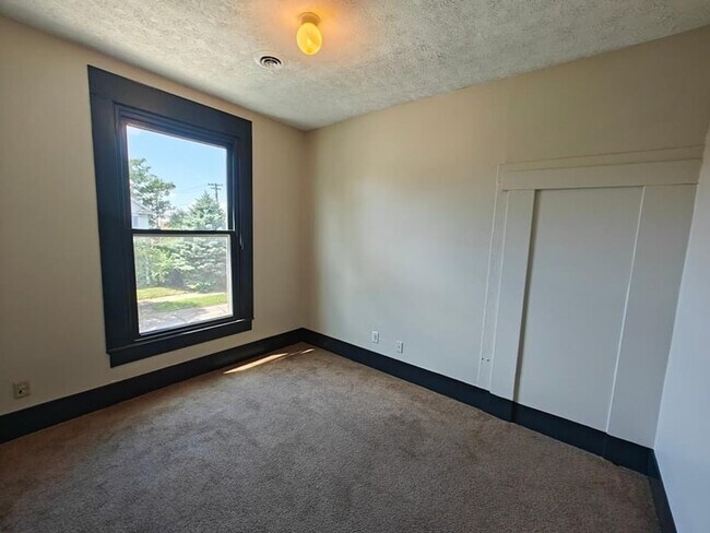 Building Photo - 104 E Mechanic