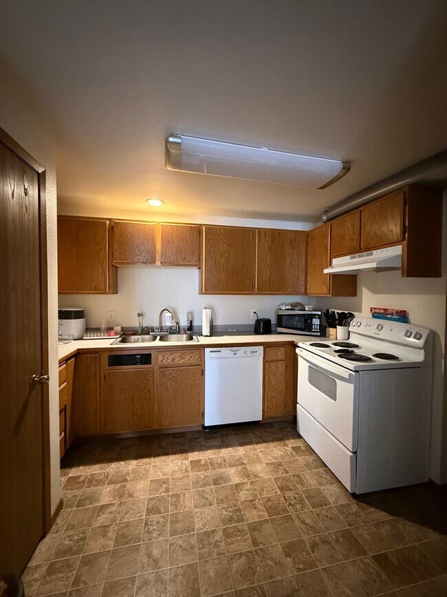 Foto del edificio - 2 bed 1 bath Duplex (corner lot)