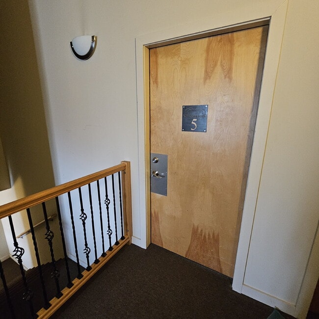 Building Photo - Unique 2 Bedroom Loft with Large living ro...