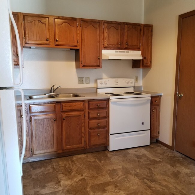 Building Photo - 402 Village Dr