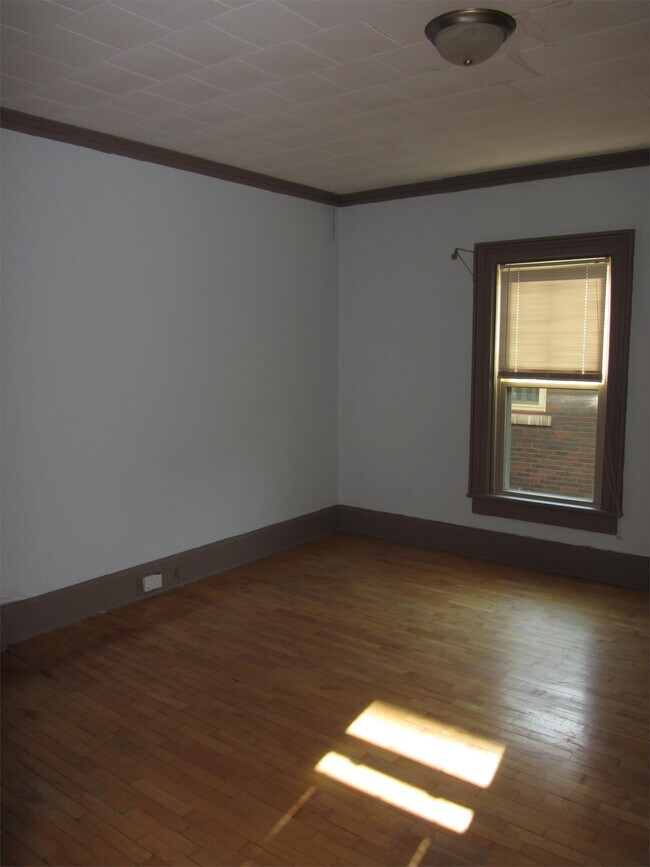 Building Photo - 415 W Irving Ave