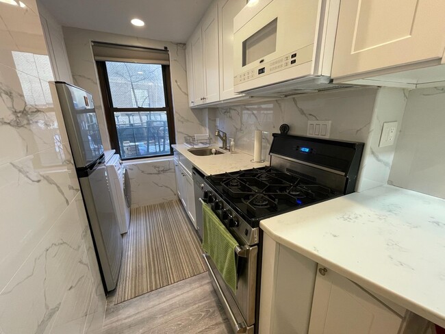 Building Photo - 210 E 47th St