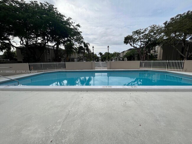 Foto del edificio - 5570 SW 70th Pl S