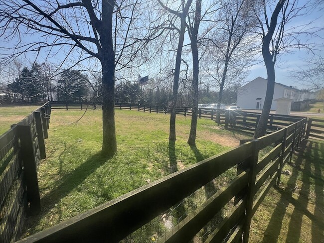 Foto del edificio - 1019 Briggs Ln
