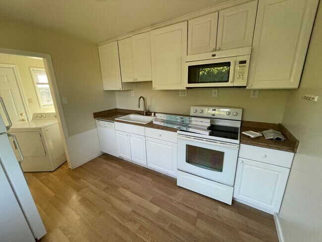 Foto del edificio - $2,500 / 2 BR – Freshly Updated Duplex Uni...
