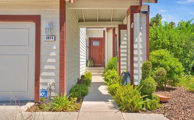 Building Photo - 2915 Sunflower Dr