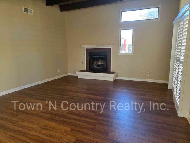 Building Photo - Spacious 2-Bedroom Upper-Level Condo in Sa...