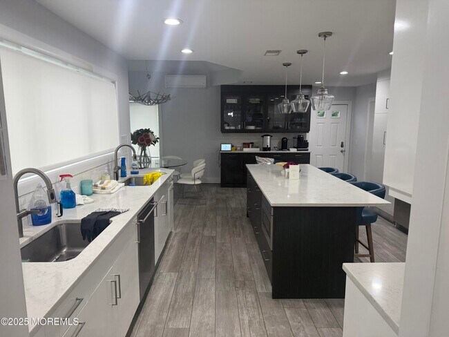 Foto del edificio - 884 Red Oaks Dr