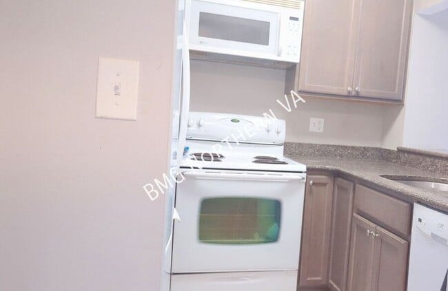 Building Photo - 900 N Stafford St
