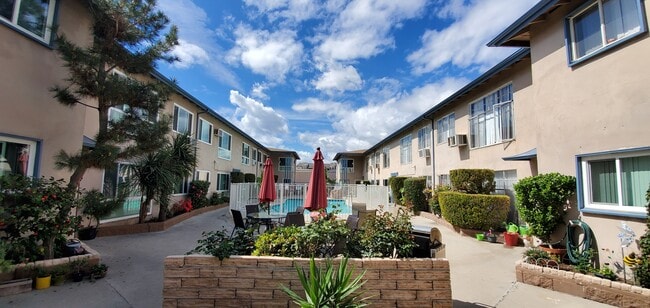 Photo - 4445 Murietta Ave (Sherman Oaks, CA) Apartments
