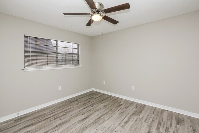 Building Photo - Spacious 3 Bedroom