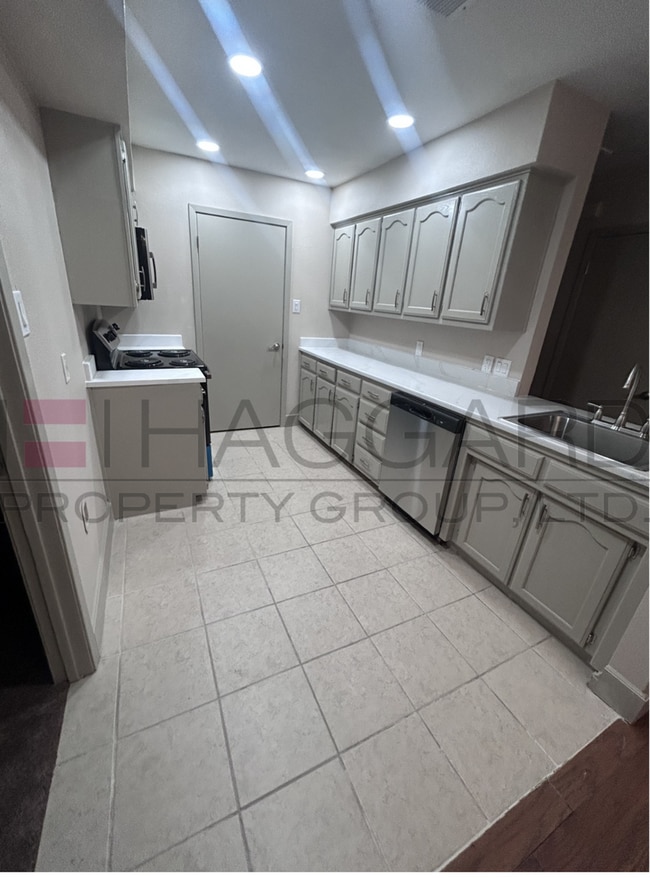 Building Photo - Newly Renovated 2 Bedroom, 2 Bath Duplex — Move-In Ready!