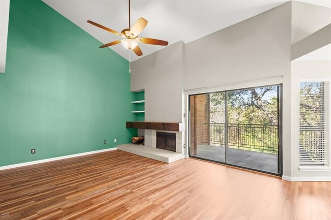 Foto del edificio - 4711 Spicewood Springs Rd