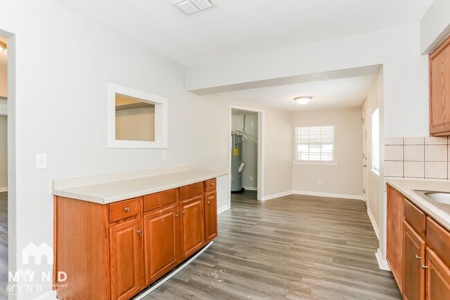 Foto del edificio - 6824 Gaillardia Rd S