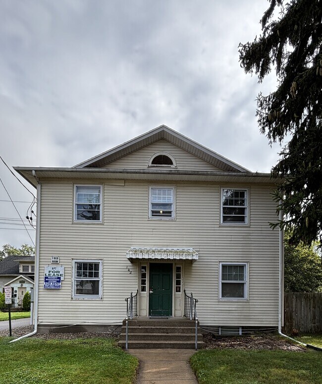 Building Photo - 142 N Riverview Dr