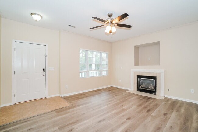 Foto del edificio - 807 Summerville Dr