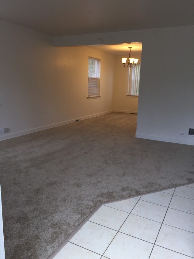 Primary Photo - 1325 W Paul St