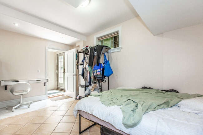 Photo du bâtiment - Bright, Beatutiful & Look Out Basement Apt.