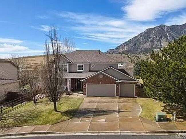 Foto del edificio - Beautiful 5 Bed, 4 Bath Home in D-12, Minutes from Ft. Carson, Shopping and Downtown