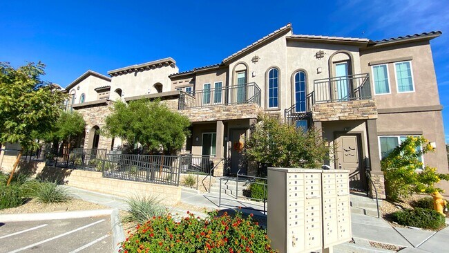Foto del edificio - Spectacular 3 Bedroom Townhouse in Gate Community Near Sky Canyon and Centennial! Strip Views!