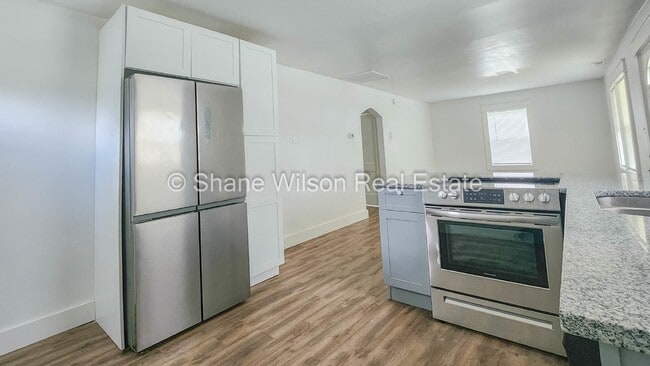 Building Photo - Take a look at this little gem. 2 BR / 1 B...