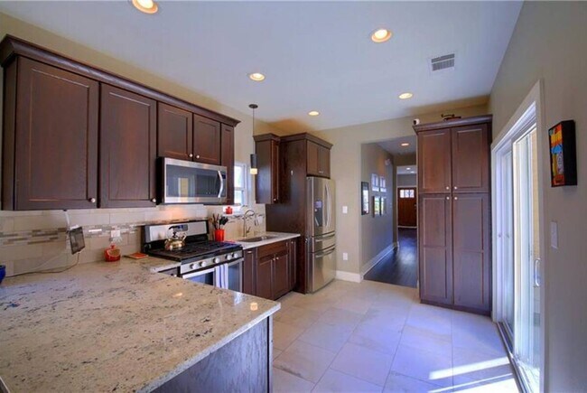 Foto del edificio - 5106 Caswell Ave