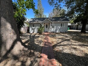 Building Photo - 1572 Warner St