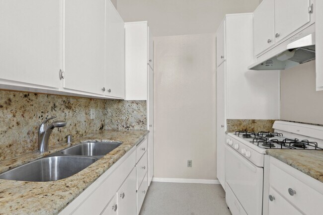 Building Photo - 3415 McLaughlin Ave in Mar Vista!  Steps t...