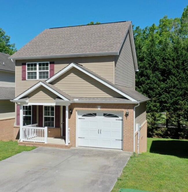 Building Photo - 1022 Lennox Cir