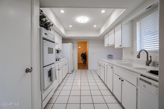 Building Photo - 10639 W Roundelay Cir